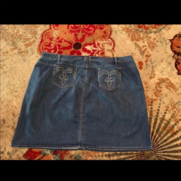 Excellent used condition Avenue denim jeans skirt size 26 - Picture 2 of 3